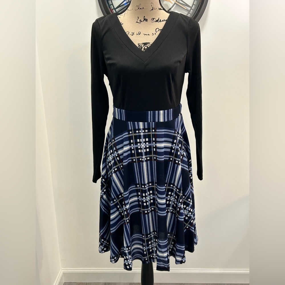 Missky long sleeve v neck dress nwt
Size medium (please check measurements)